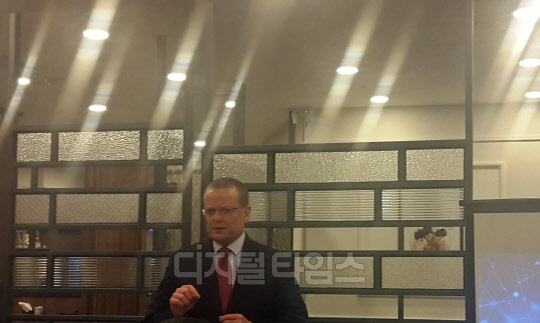마이크 피튼져 블랙덕소프트웨어 부사장이 4일 서울 삼성동 코엑스 오크우드프리미어 호텔에 위치한 한 식당에서 오픈소스 취약점 전망과 효과적인 관리 방안에 대해 설명하고 있다. /사진=이경탁 기자